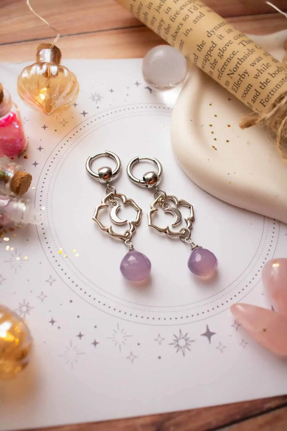 Boucles d&#39;oreilles Vesper - Huggies lunaires en calcédoine lunamanashop