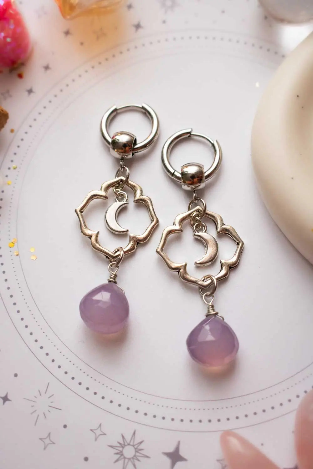 Boucles d&#39;oreilles Vesper - Huggies lunaires en calcédoine lunamanashop