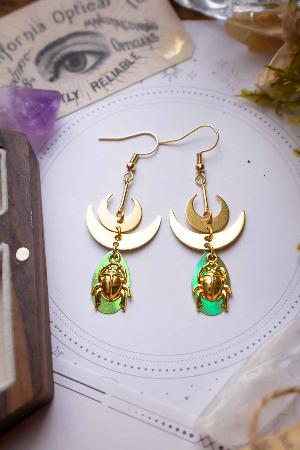 Boucles d'oreilles Callista - Reflets lunaires et gardien irisé lunamanashop