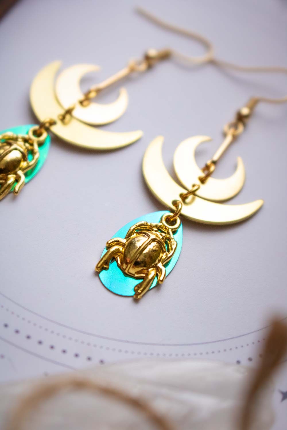 Boucles d'oreilles Callista - Reflets lunaires et gardien irisé lunamanashop