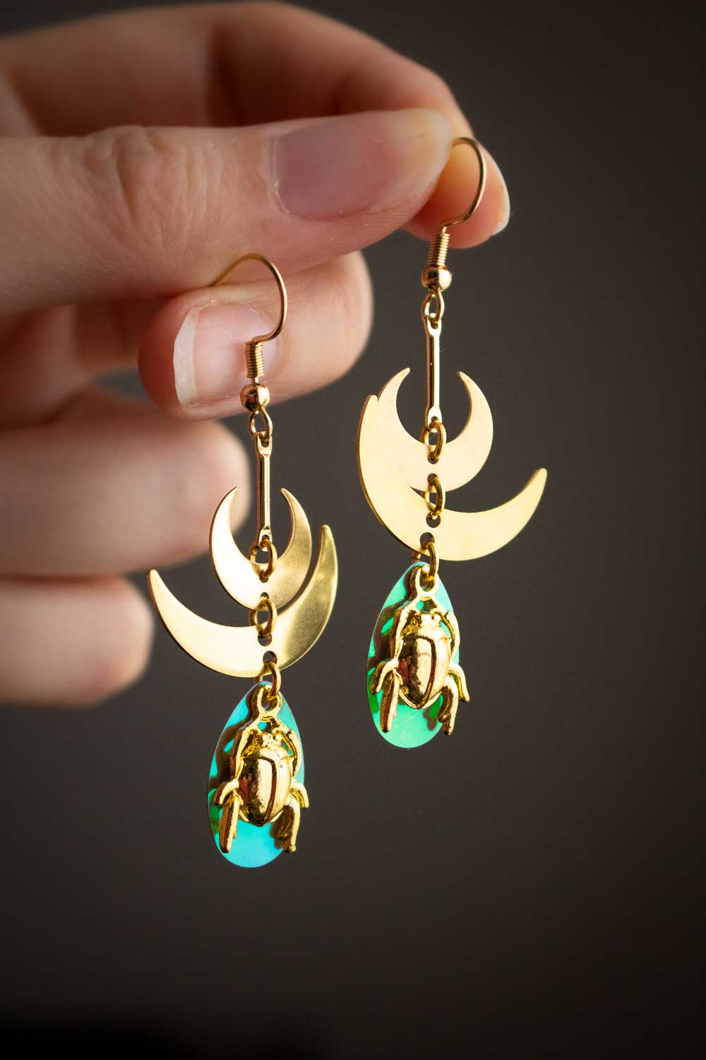 Boucles d'oreilles Callista - Reflets lunaires et gardien irisé lunamanashop
