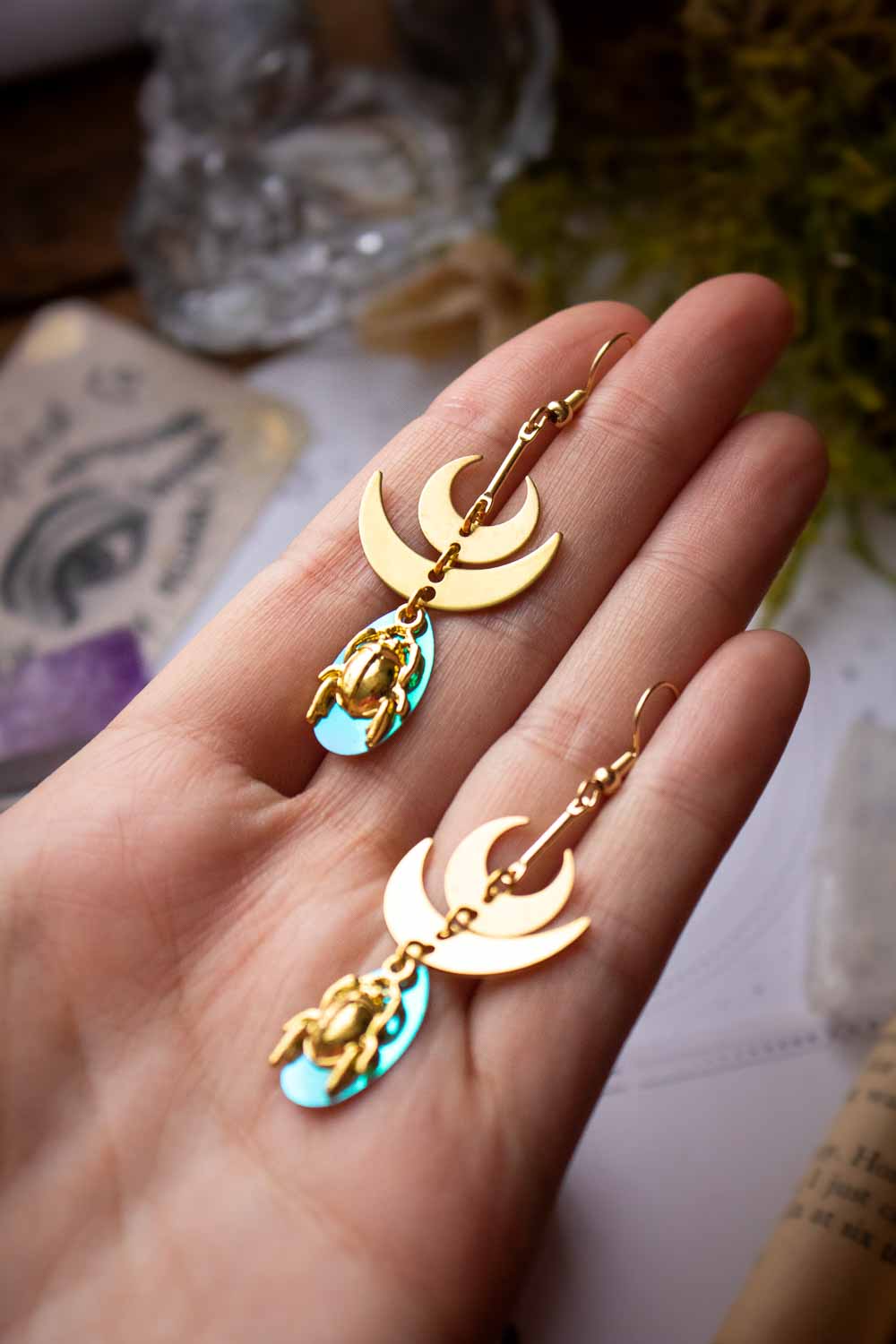 Boucles d'oreilles Callista - Reflets lunaires et gardien irisé lunamanashop