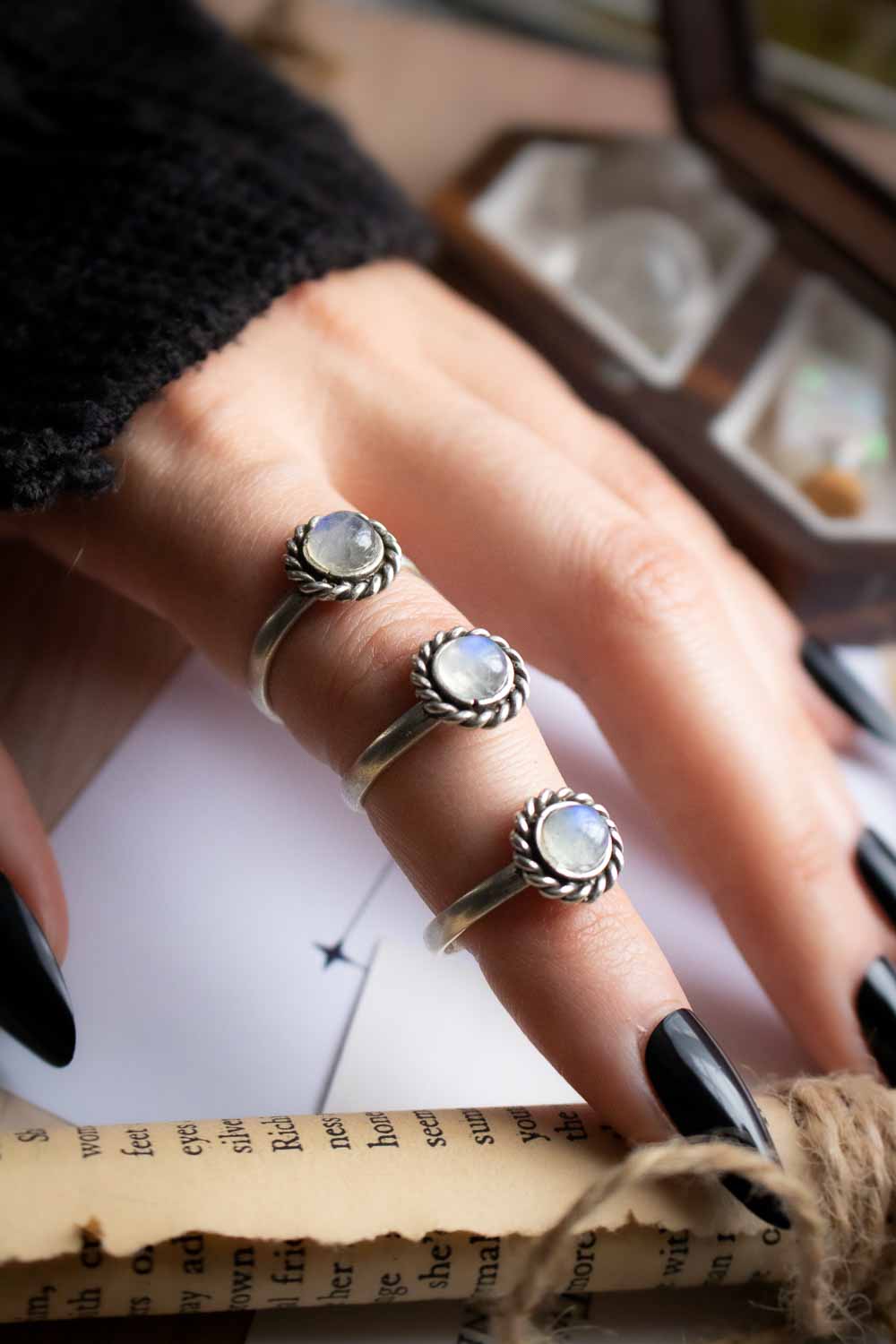 Bague Aurore boréale - Labradorite blanche aux reflets bleutés lunamanashop