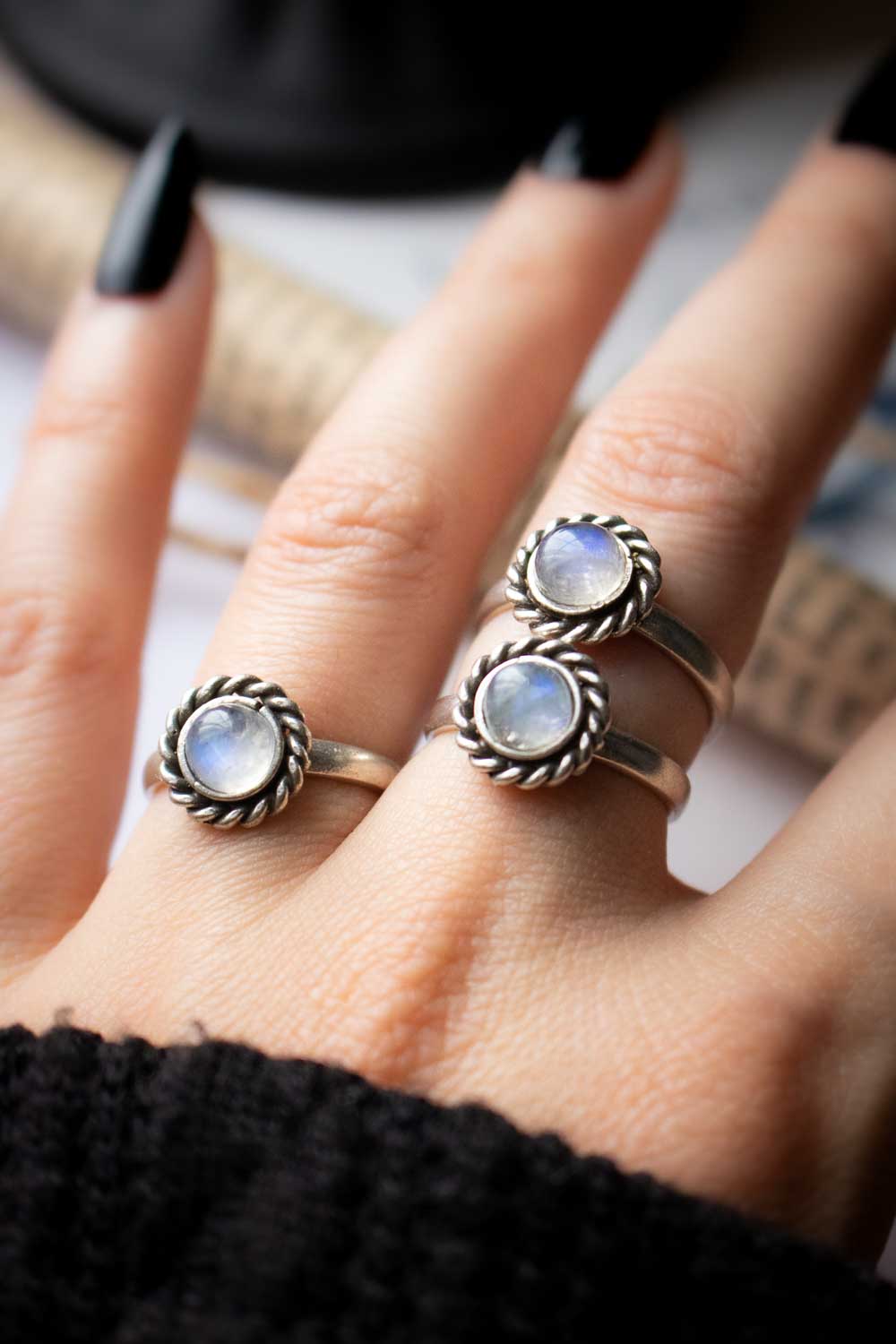 Bague Aurore boréale - Labradorite blanche aux reflets bleutés lunamanashop