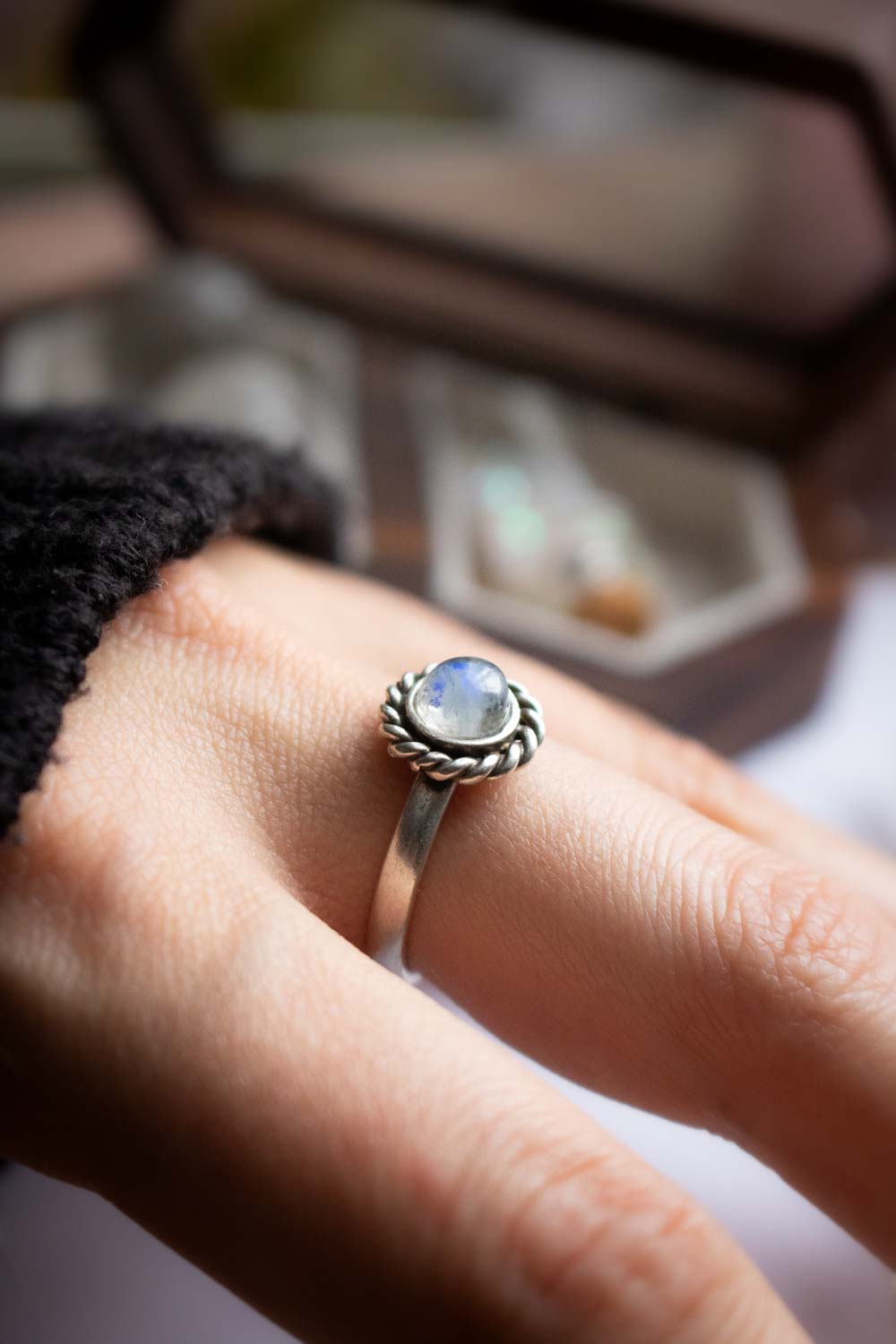 Bague Aurore boréale - Labradorite blanche aux reflets bleutés lunamanashop