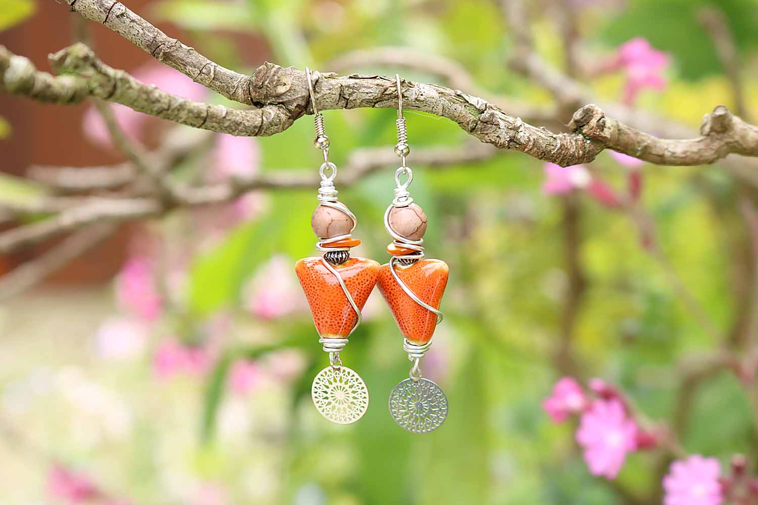 Boucles d&#39;oreilles d&#39;inspiration tribale en céramique orange lunamanashop