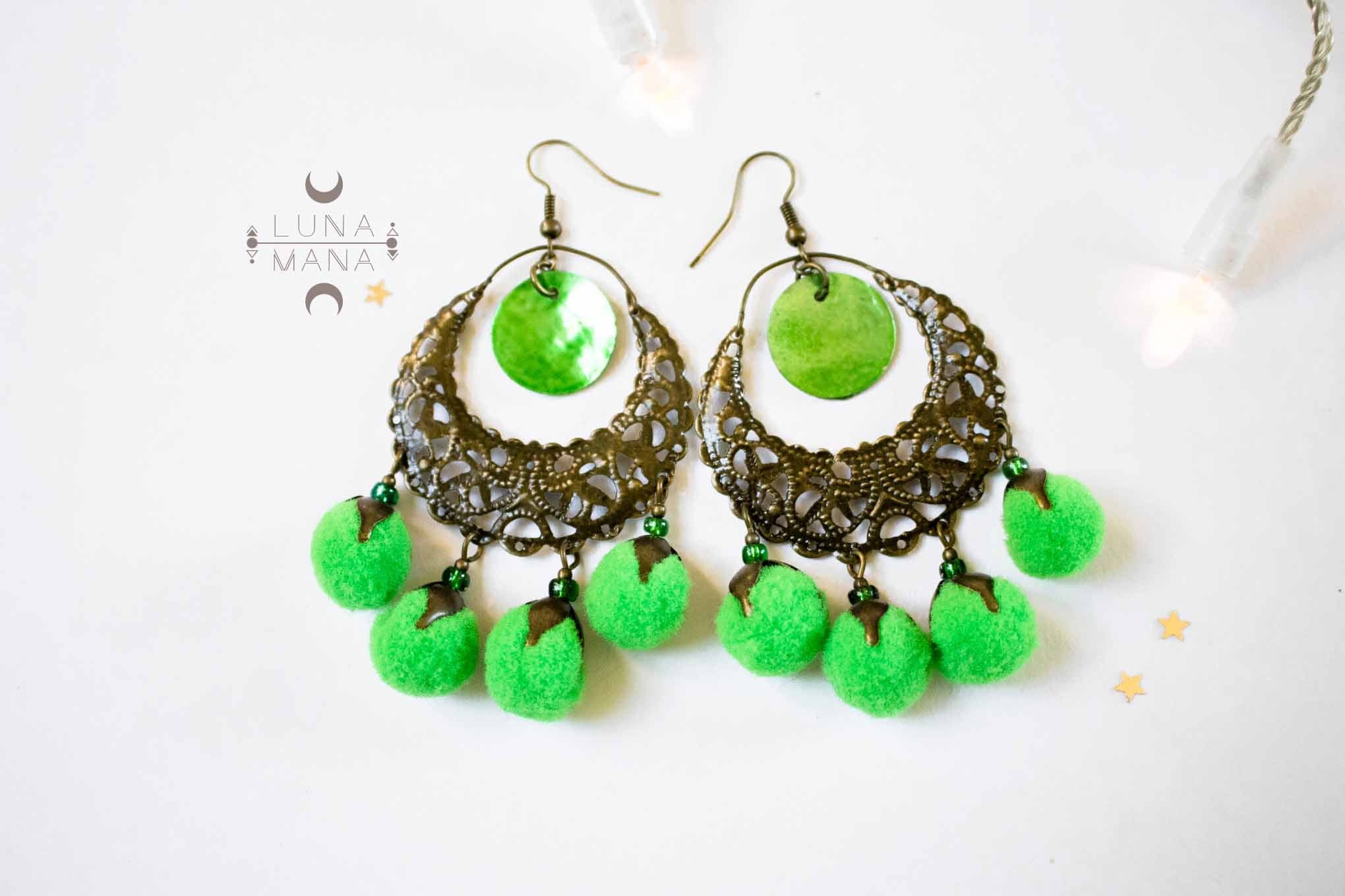 Boucles d'oreilles en dentelle de bronze et pompon vert lunamanashop