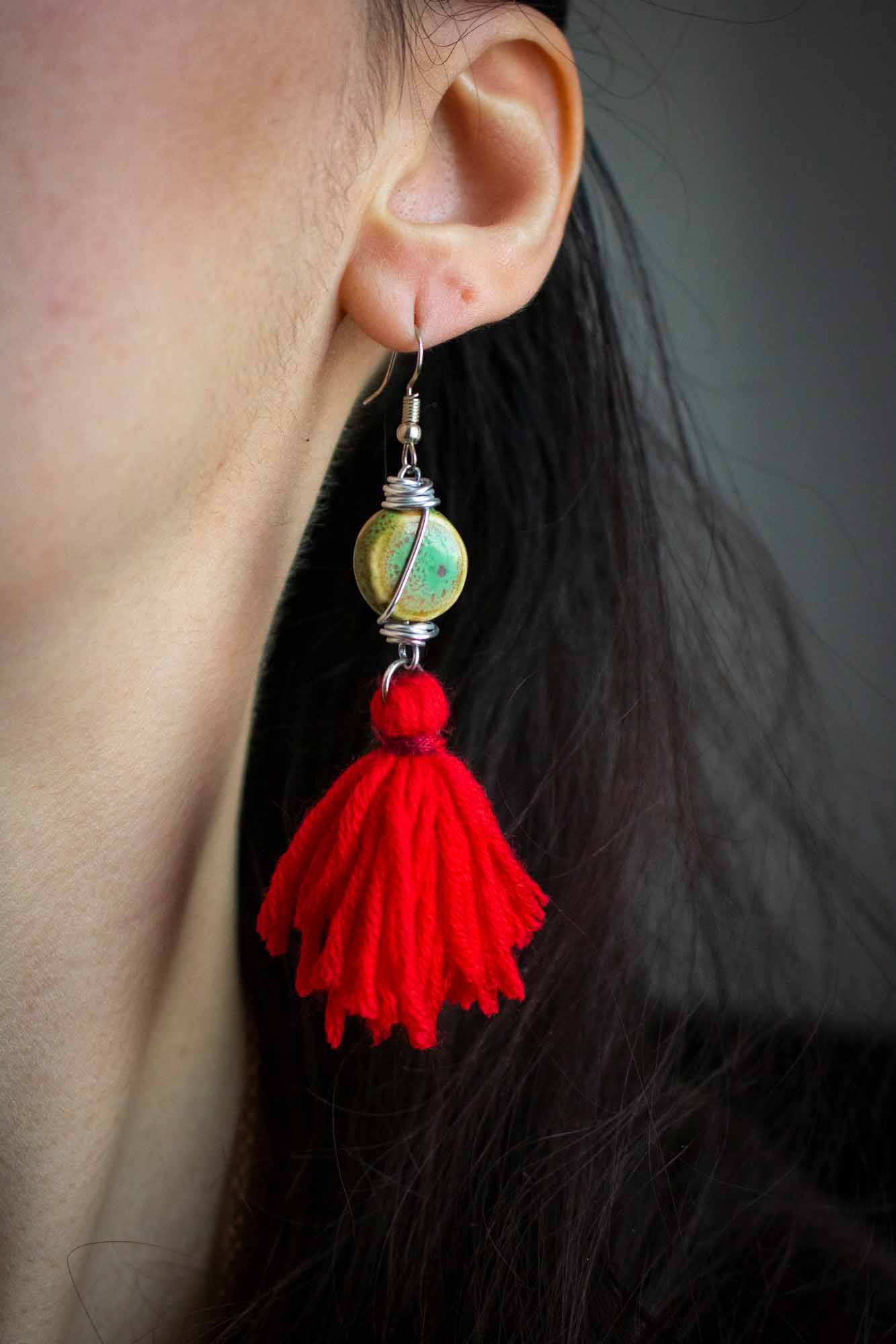Boucles d&#39;oreilles ethnique à pompon rouge lunamanashop