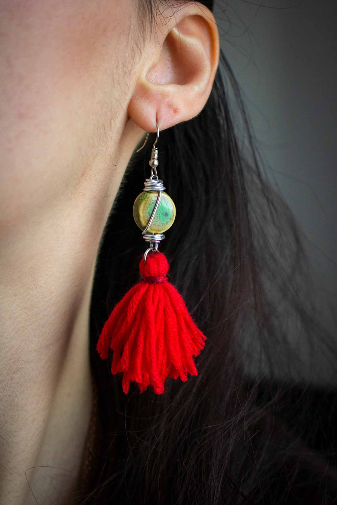 Boucles d'oreilles ethnique à pompon rouge - lunamanashop