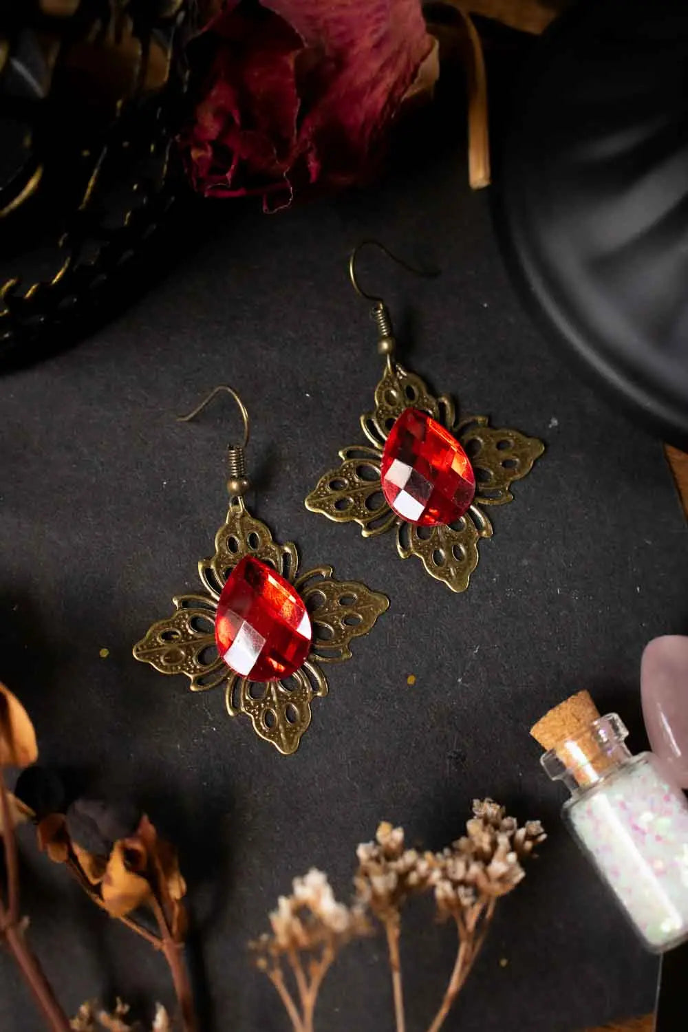 Boucles d&#39;oreilles larme de feu rouge et dentelle de bronze lunamanashop