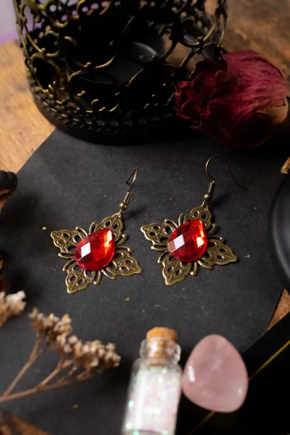 Boucles d&#39;oreilles larme de feu rouge et dentelle de bronze lunamanashop