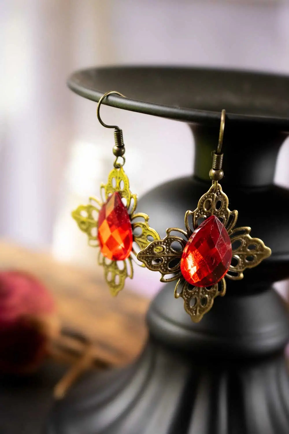 Boucles d&#39;oreilles larme de feu rouge et dentelle de bronze lunamanashop