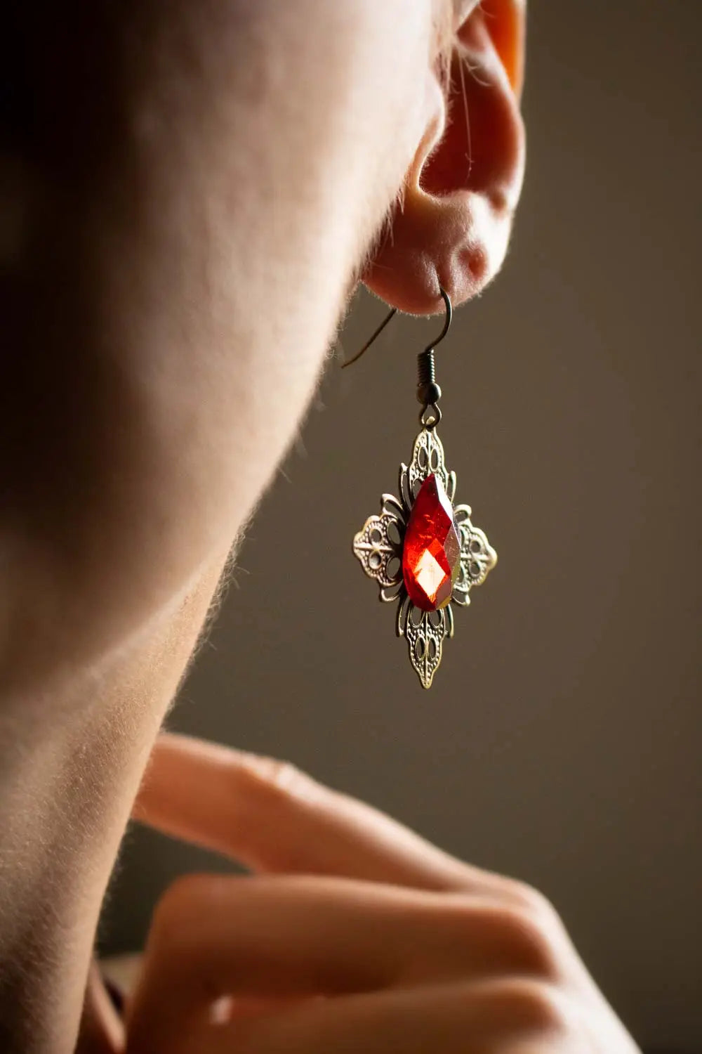 Boucles d&#39;oreilles larme de feu rouge et dentelle de bronze lunamanashop