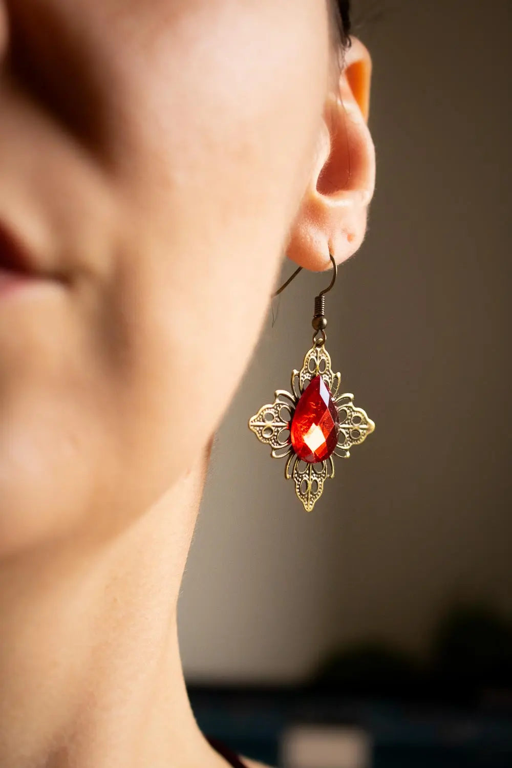 Boucles d&#39;oreilles larme de feu rouge et dentelle de bronze lunamanashop