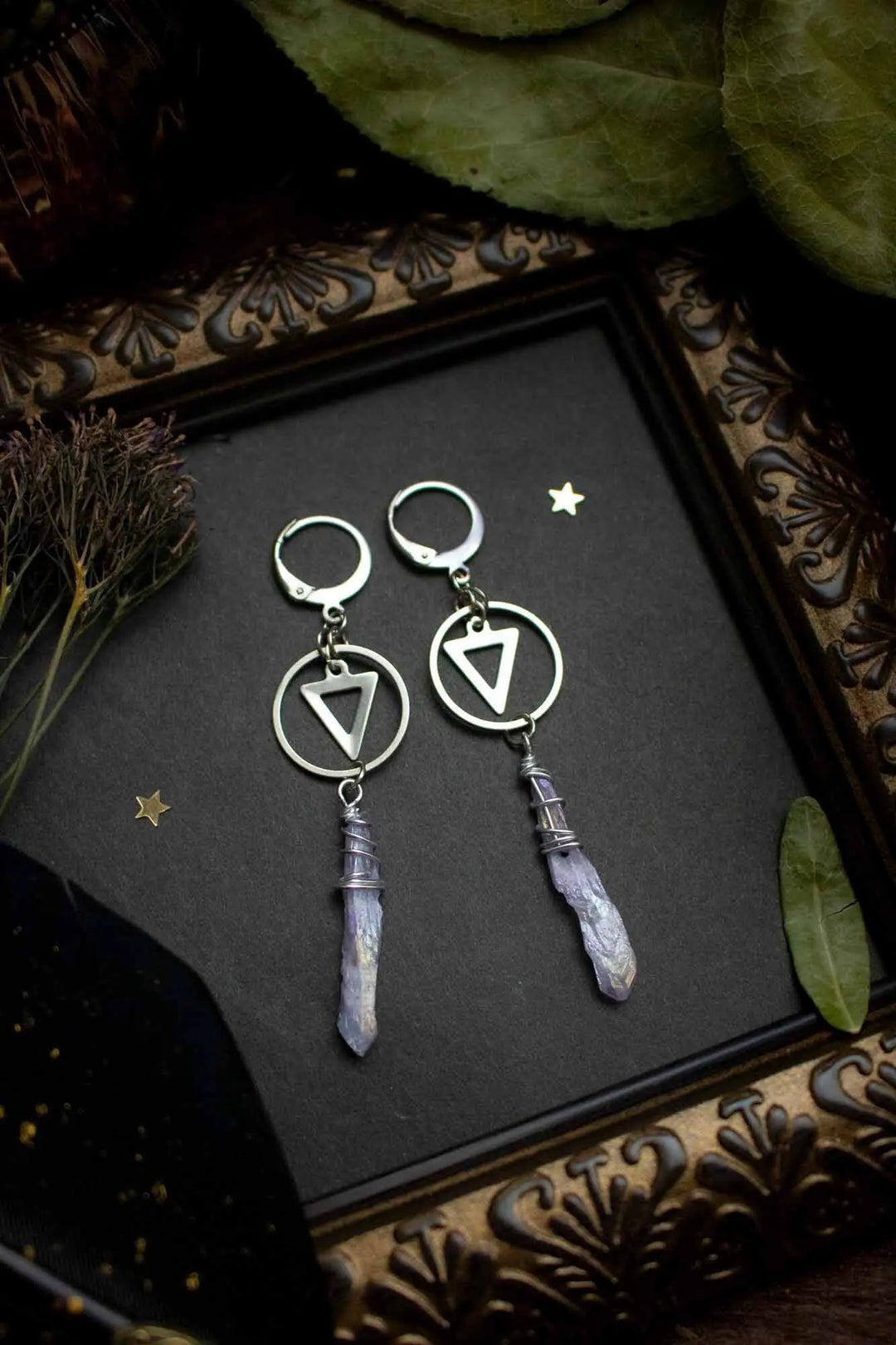 Boucles créoles avec breloque et pointe de cristal quartz violet lunamanashop
