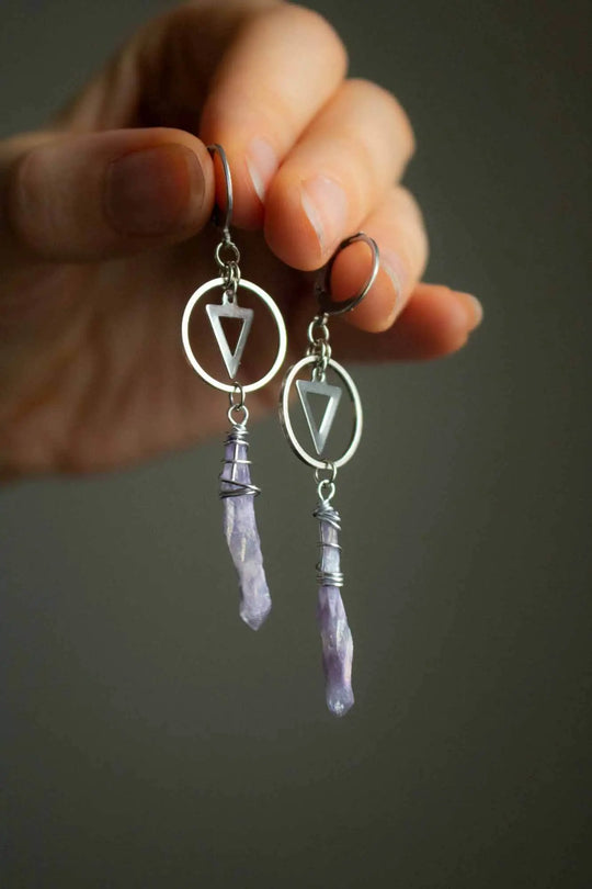 Boucles créoles avec breloque et pointe de cristal quartz violet lunamanashop