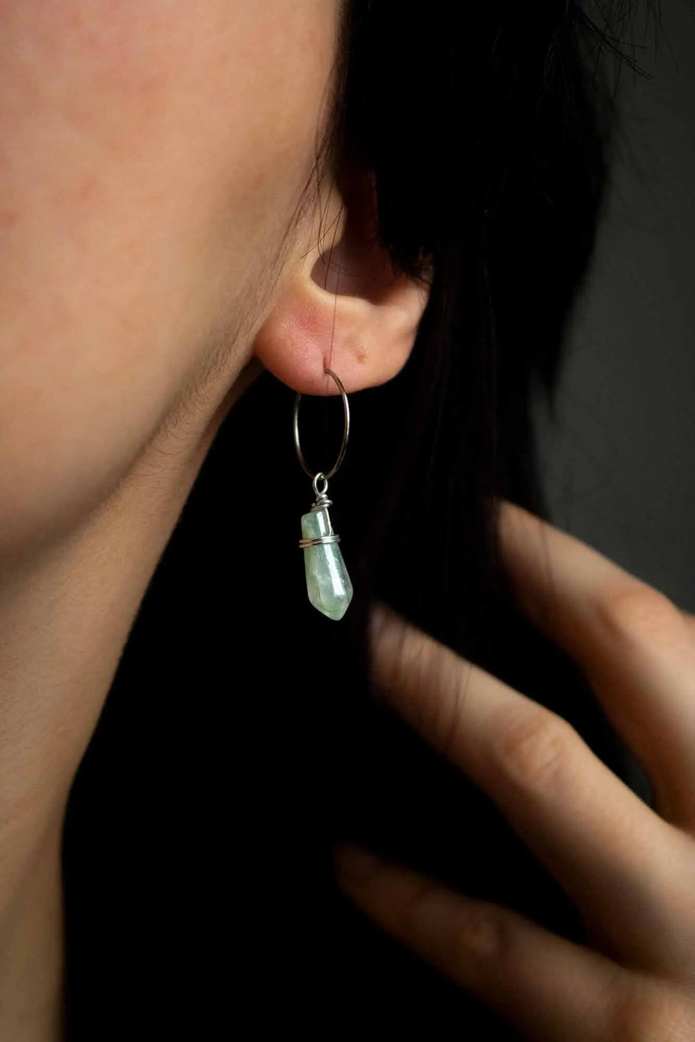 Boucles créoles avec pointe de cristal quartz vert pastel lunamanashop