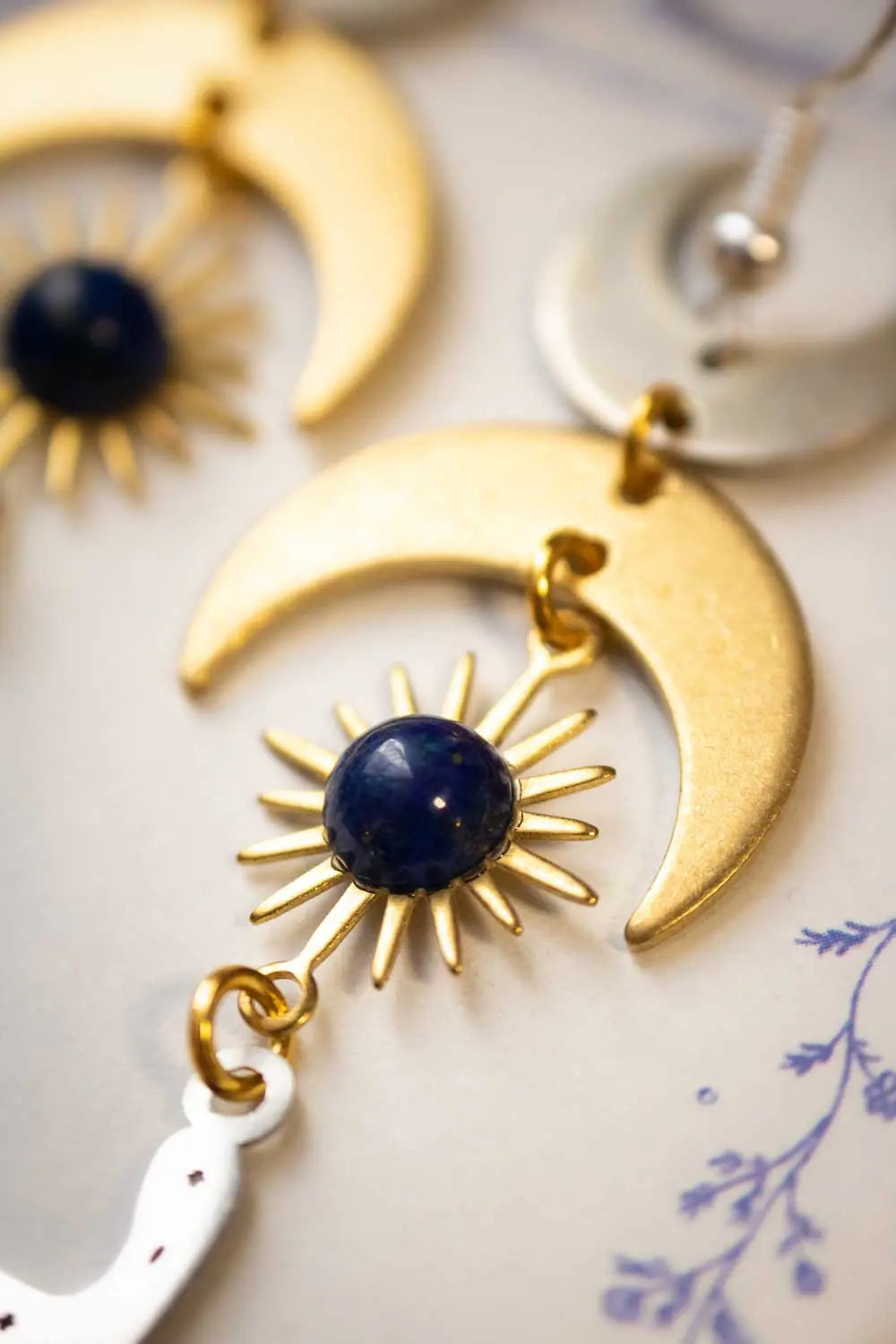 Boucles d&#39;oreille Solstice du Serpent avec lapis lazuli et croissant de lune lunamanashop