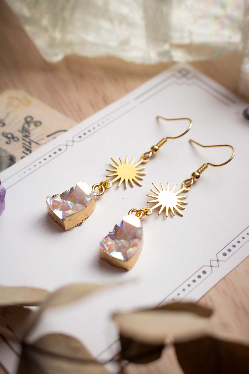 Boucles d&#39;oreilles Soleil doré laiton - Breloque pastel - Mimih lunamanashop