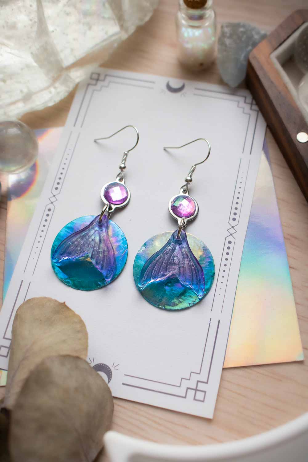 Boucles d'oreilles queue de sirène violette - Nacre bleu et verre - Ennéade lunamanashop