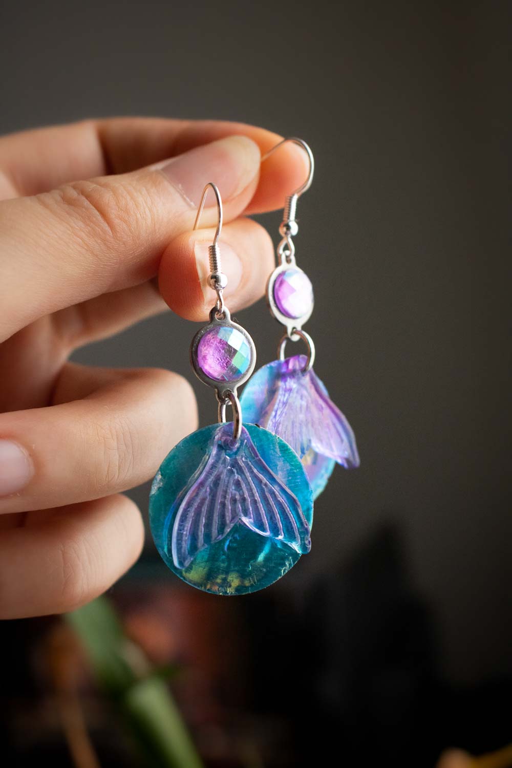 Boucles d'oreilles queue de sirène violette - Nacre bleu et verre - Ennéade lunamanashop