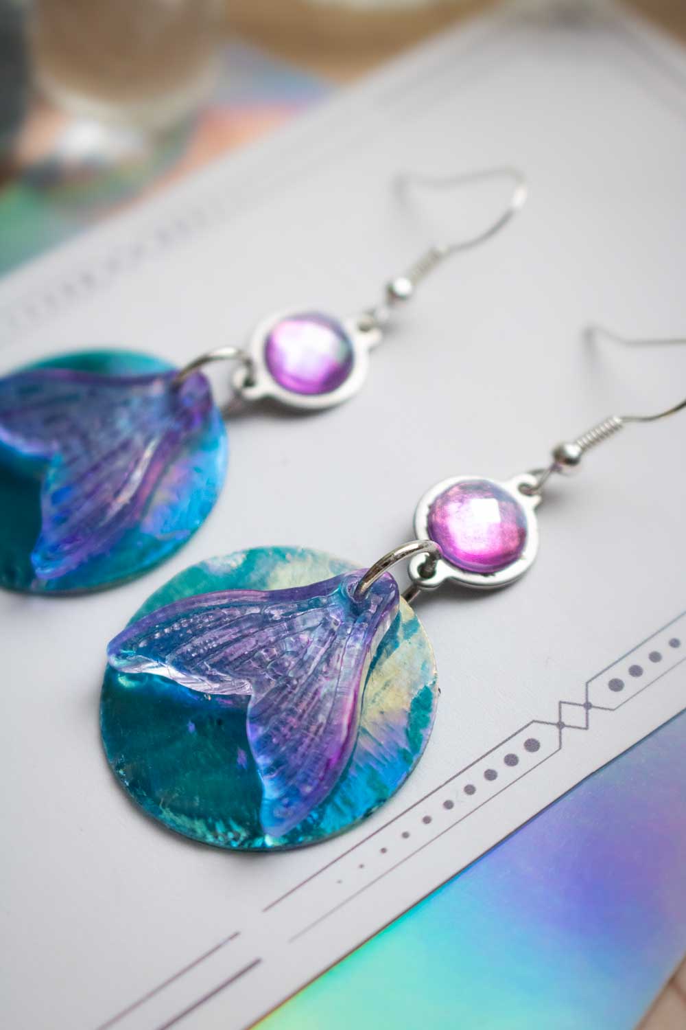 Boucles d'oreilles queue de sirène violette - Nacre bleu et verre - Ennéade lunamanashop
