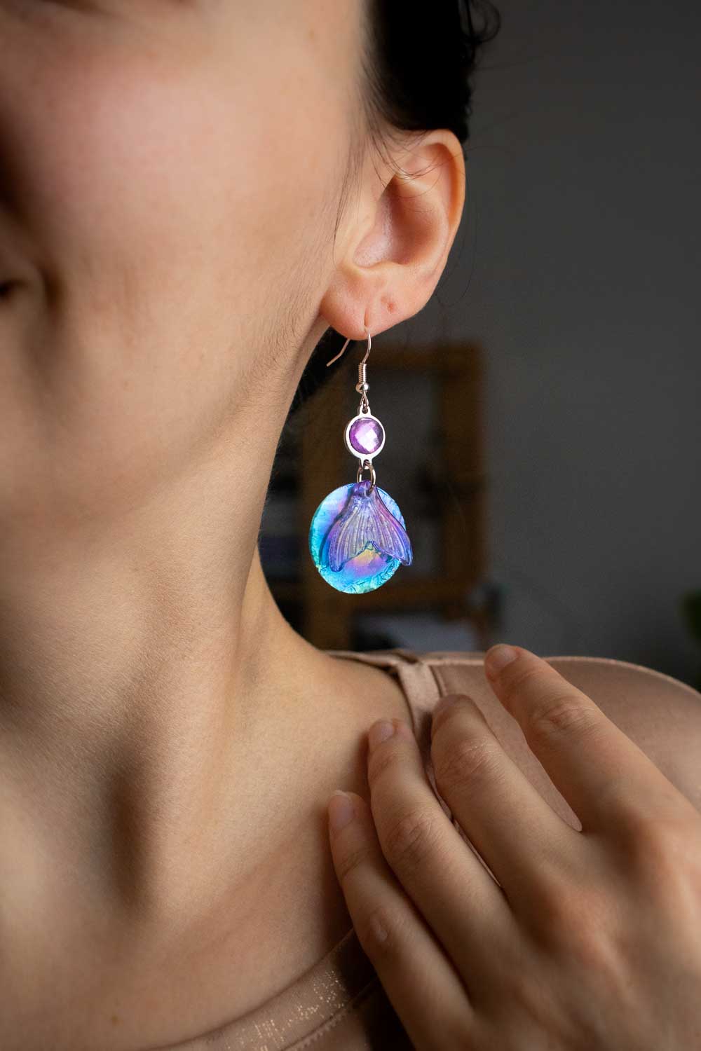 Boucles d'oreilles queue de sirène violette - Nacre bleu et verre - Ennéade lunamanashop