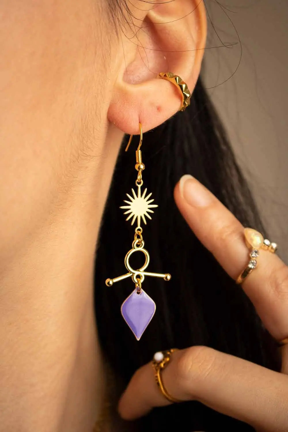 Boucles d'oreilles Amriel dorées avec soleil et breloque violette lunamanashop