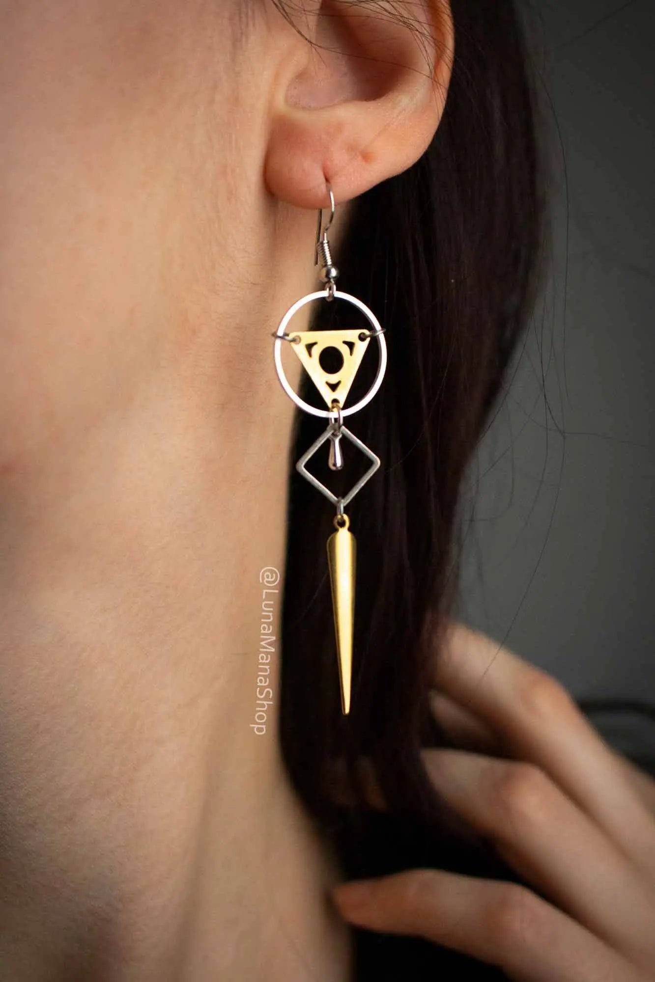 Boucles d&#39;oreilles Arcanes avec triangle et pointe dorée lunamanashop