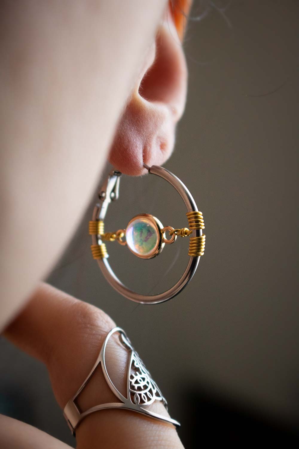 Boucles d&#39;oreilles créoles Callista - Bijou aquatique irisé en acier inoxydable lunamanashop