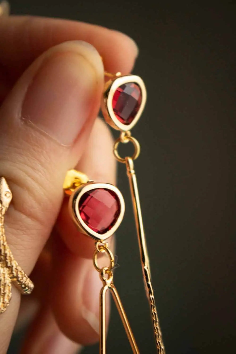 Boucles d'oreilles Diviness longue frange et cristal rouge, plaqué or 18 carats lunamanashop
