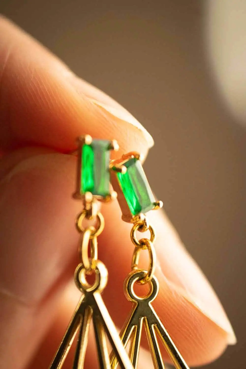 Boucles d&#39;oreilles Esther dorée avec cristal de verre vert lunamanashop