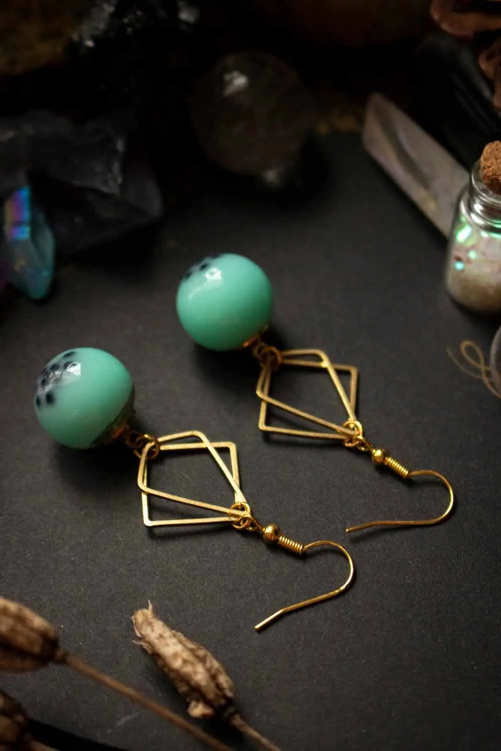 Boucles d&#39;oreilles Isora dorée avec sphère en verre bleue lunamanashop