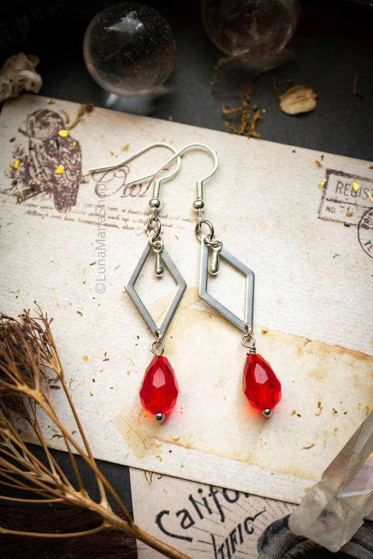 Boucles d'oreilles Larmes passionnées en verre rouge et breloques argentées lunamanashop