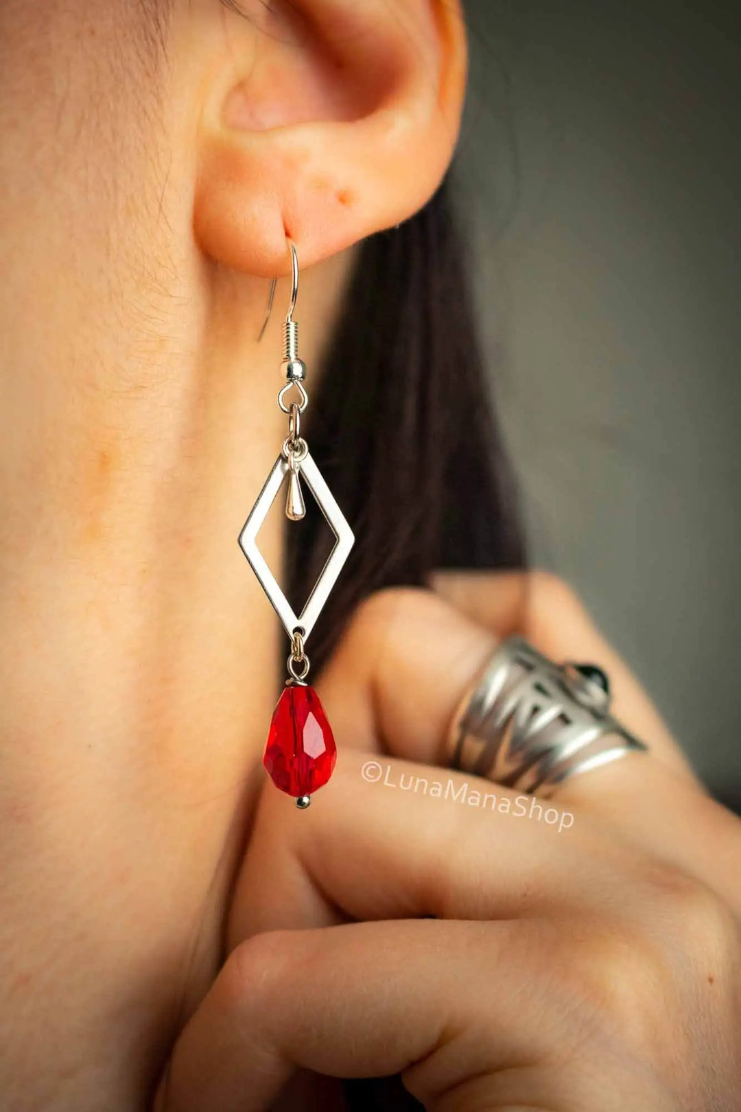 Boucles d'oreilles Larmes passionnées en verre rouge et breloques argentées lunamanashop
