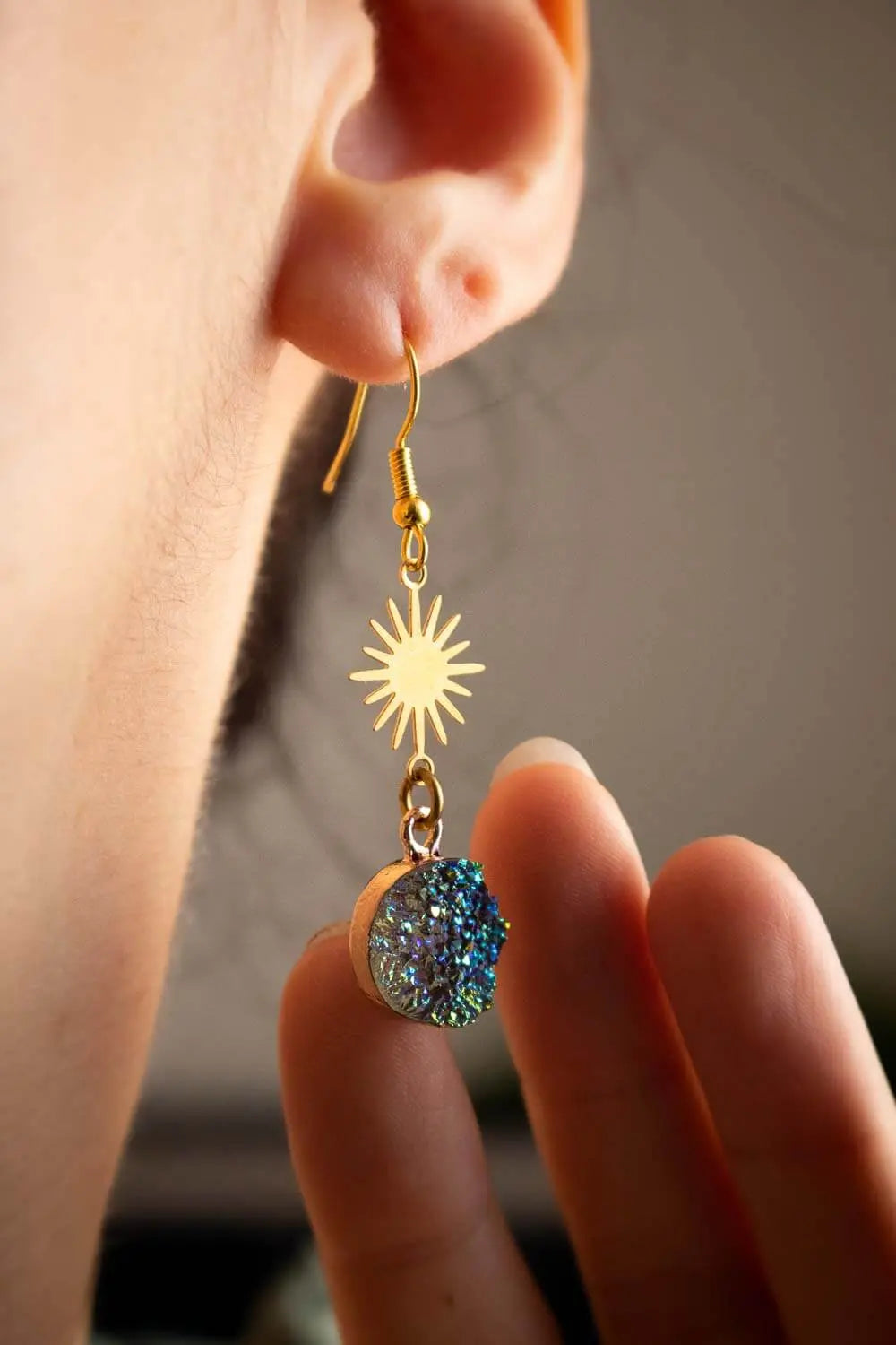 Boucles d&#39;oreilles Oracle avec soleil et cristal bleuté lunamanashop