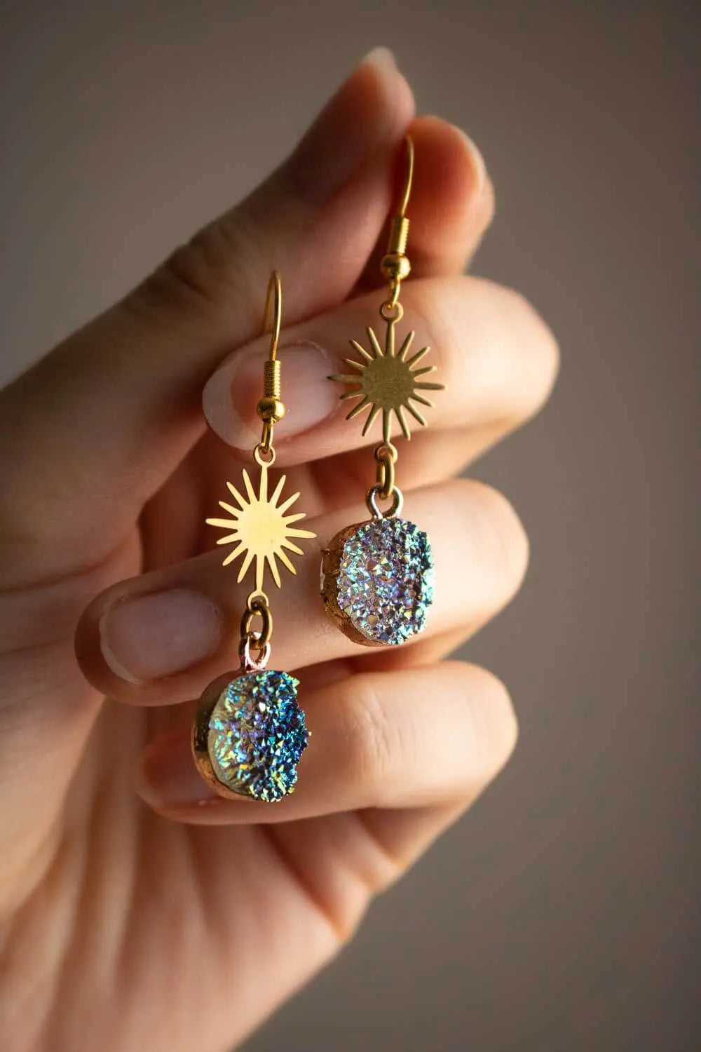 Boucles d'oreilles Oracle avec soleil et cristal bleuté lunamanashop