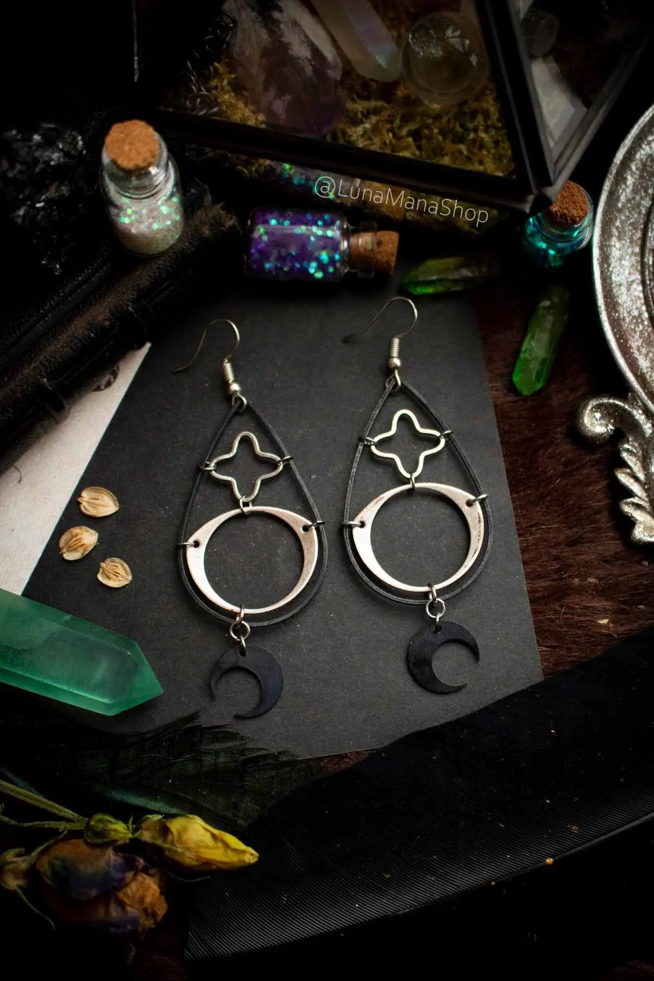 Boucles d'oreilles Sainte Lune sombre et croix argentée lunamanashop