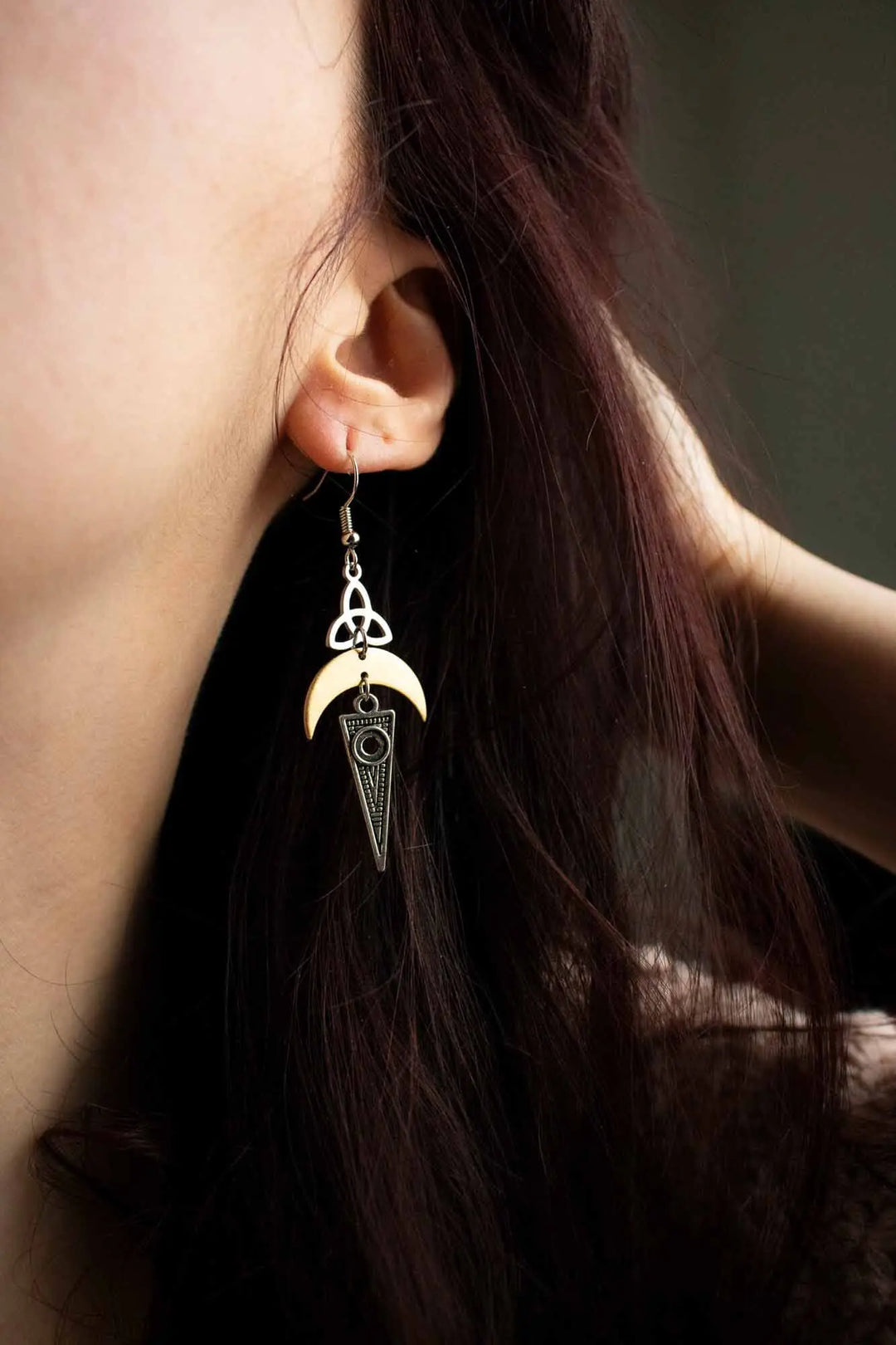 Boucles d'oreilles avec triquetra argentée et lune dorée lunamanashop
