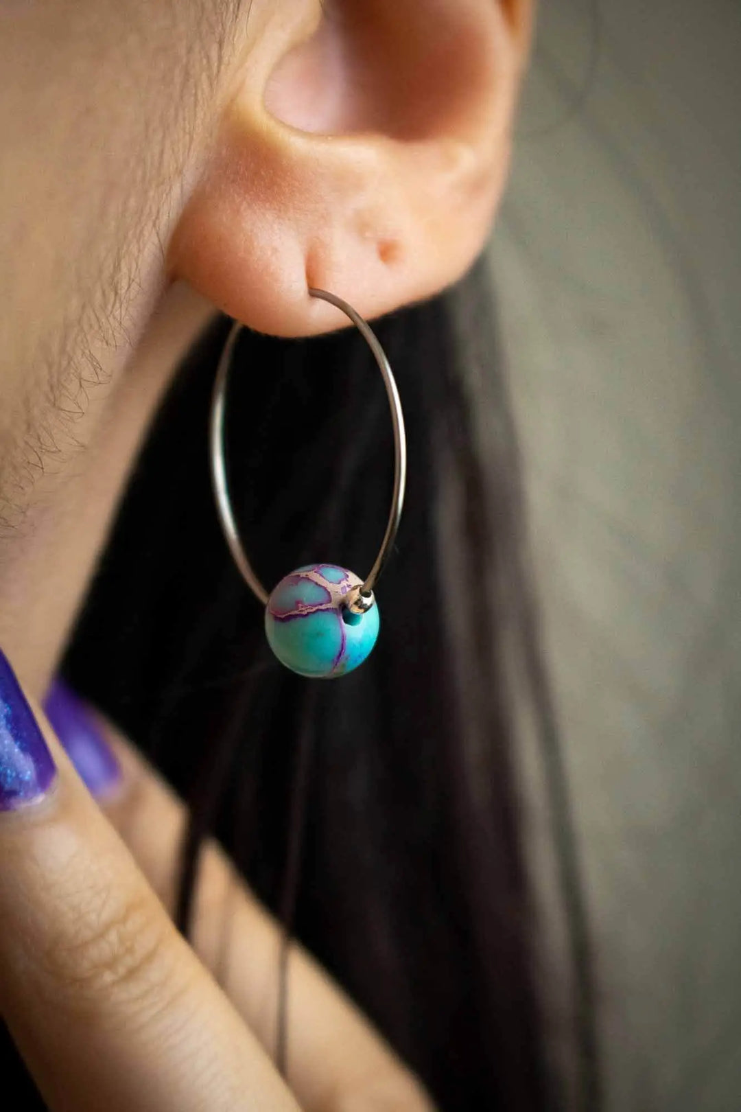 Boucles d'oreilles créoles en Jaspe coloré violet et bleu lunamanashop