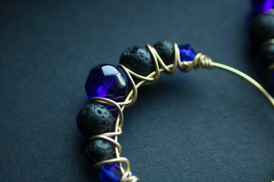 Boucles d'oreilles dorées en pierre de lave noire et perles bleues lunamanashop