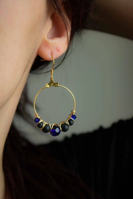 Boucles d'oreilles dorées en pierre de lave noire et perles bleues lunamanashop
