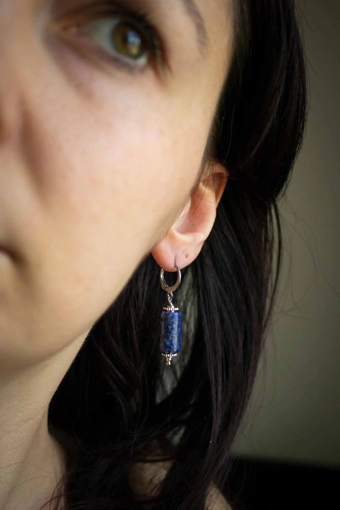Boucles d&#39;oreilles en Lapis Lazuli dorée ou argentée et dormeuses lunamanashop