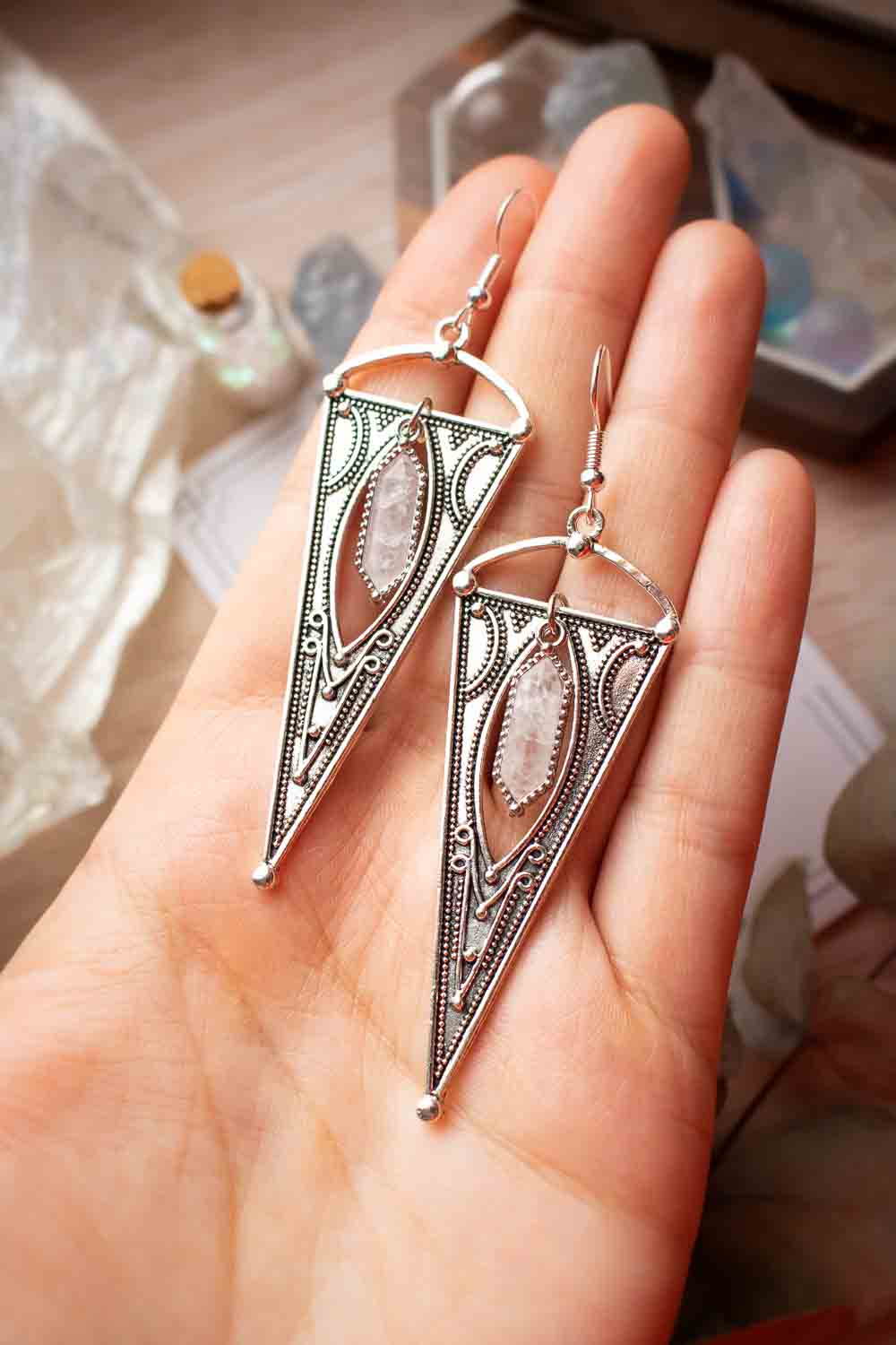 Boucles d'oreilles triangle et quartz - Prisme translucide - Vestale lunamanashop