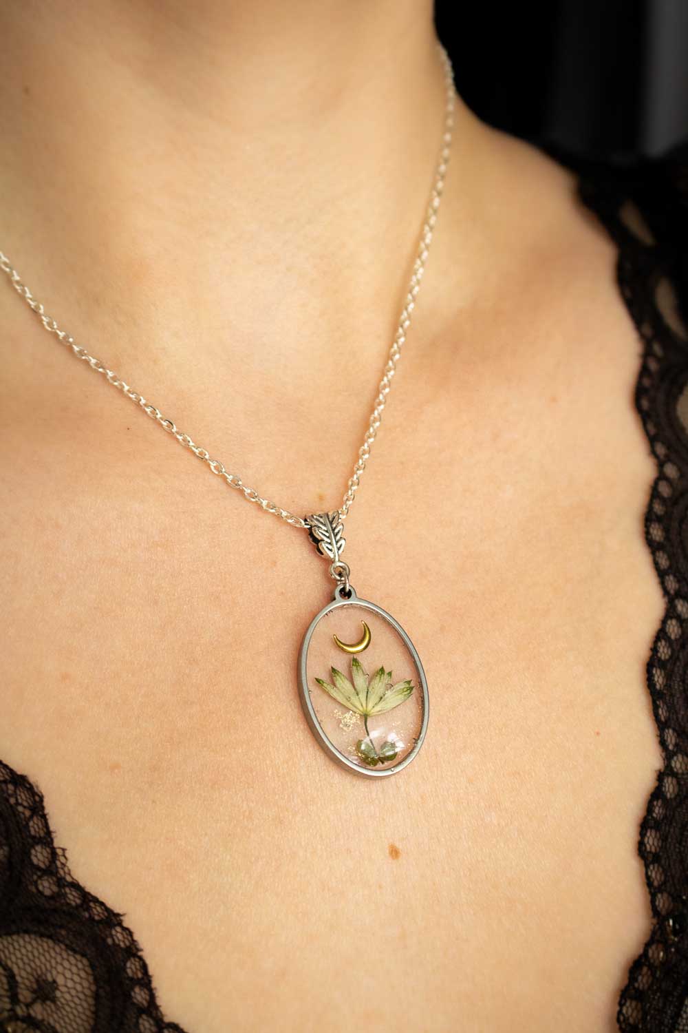 Pendentif fleur séchée en résine Bouquet du crépuscule et chaîne