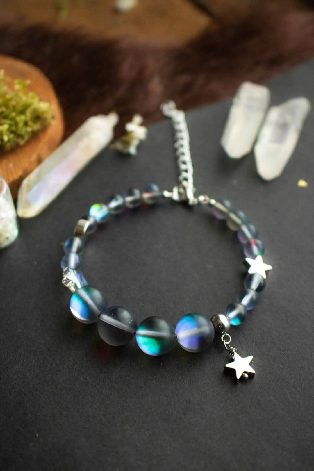 Bracelet de perles Aurore Boréale foncé avec breloque étoile lunamanashop