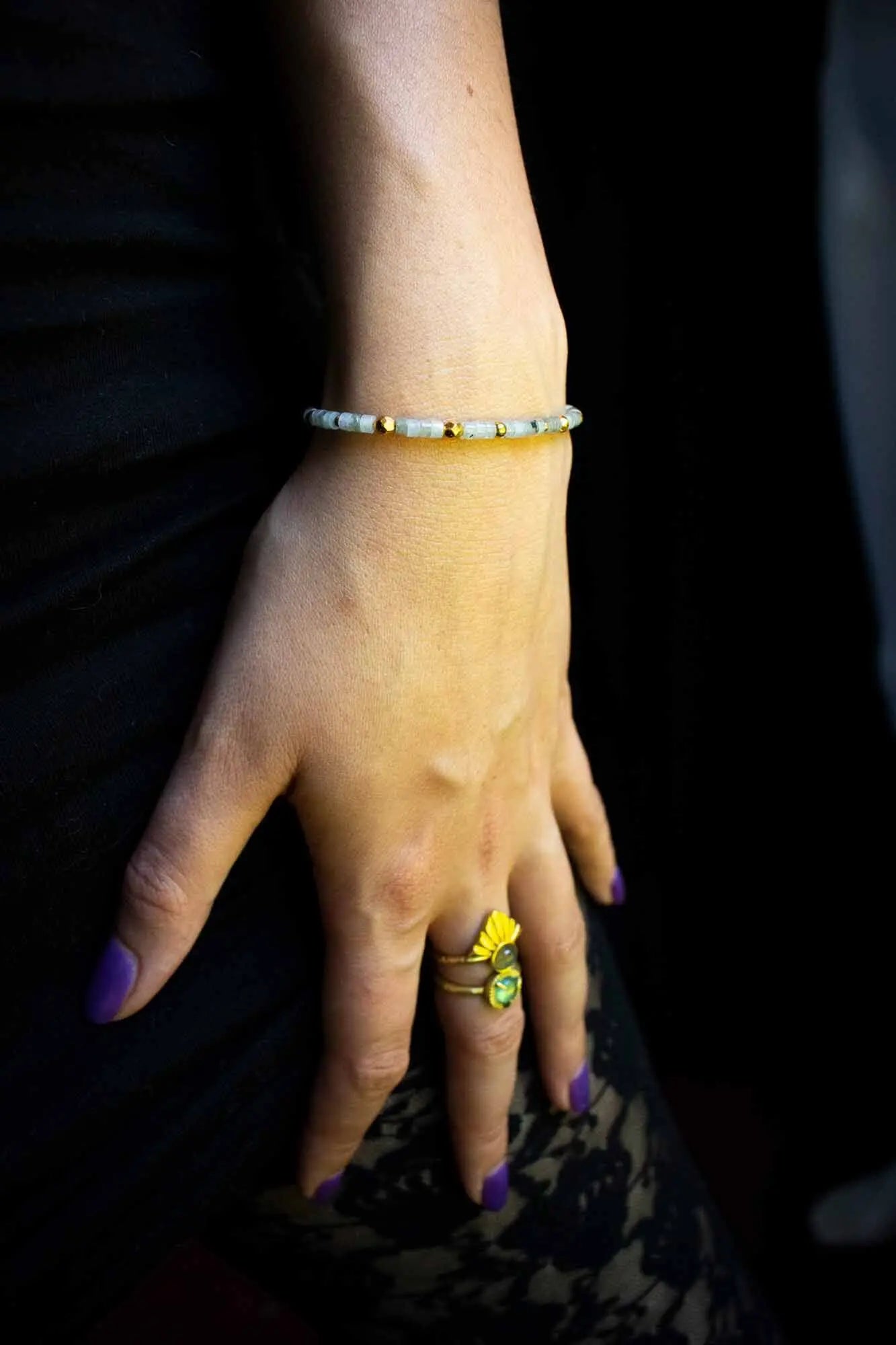 Bracelet en Labradorite grise et perles dorées lunamanashop