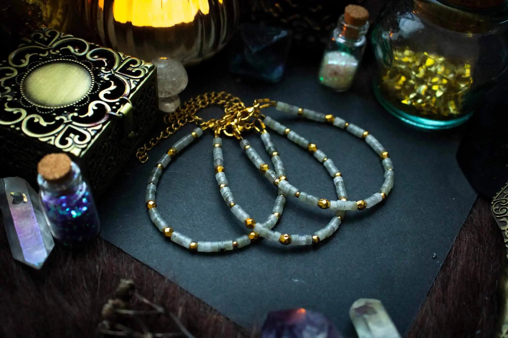 Bracelet en Labradorite grise et perles dorées lunamanashop