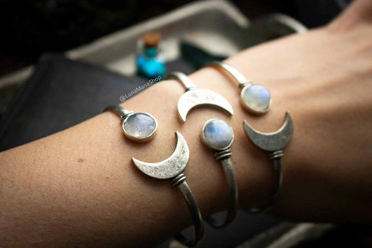 Bracelet manchette Lune et Labradorite blanche en laiton argenté lunamanashop
