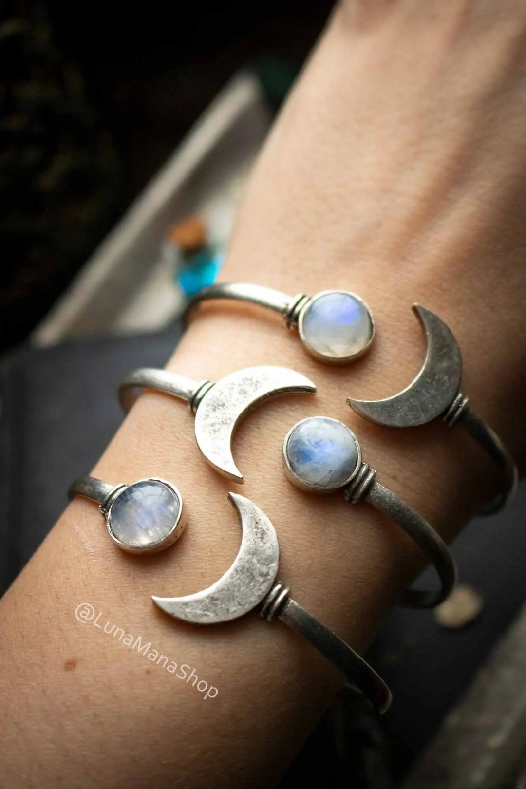 Bracelet manchette Lune et Labradorite blanche en laiton argenté lunamanashop